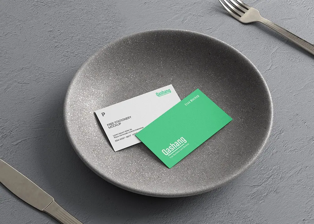 Mockup carte de visite dans une assiette