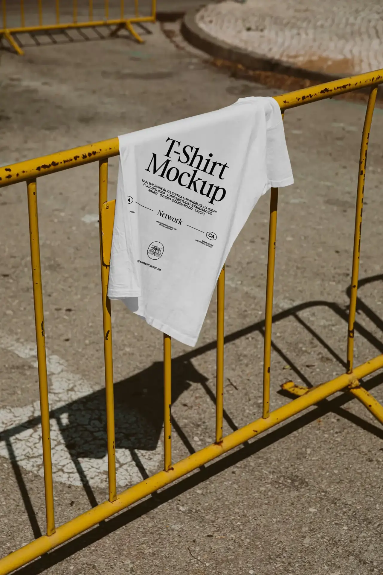Mockup t shirt gratuit tshirt dans rue