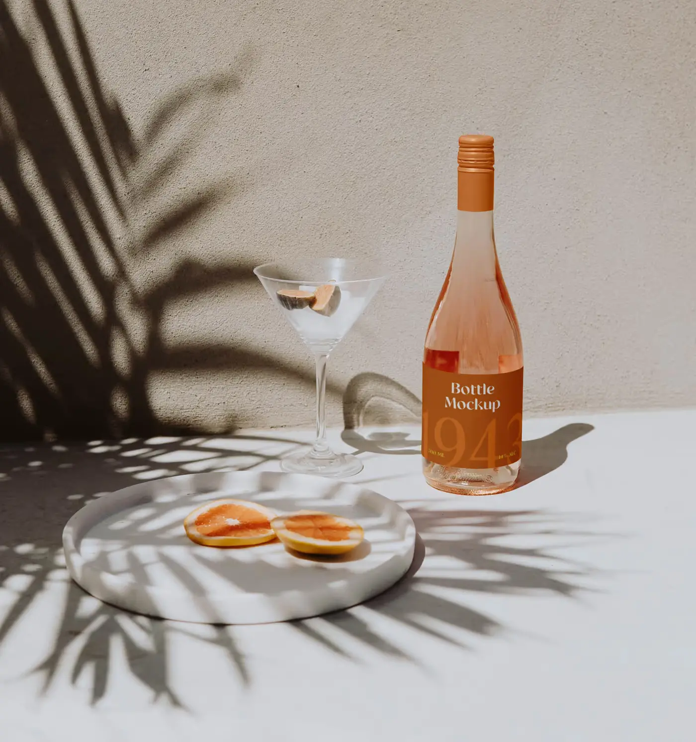 Mockup bouteille de vin rose mise en scene