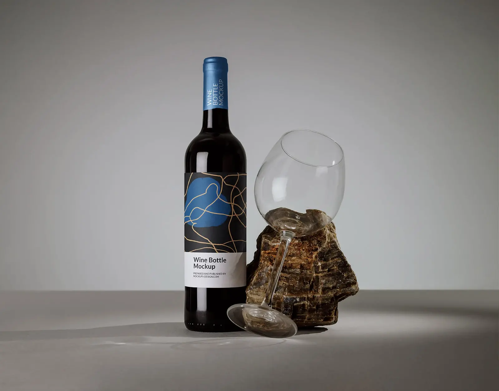 Mockup bouteille de vin vin rouge avec verre