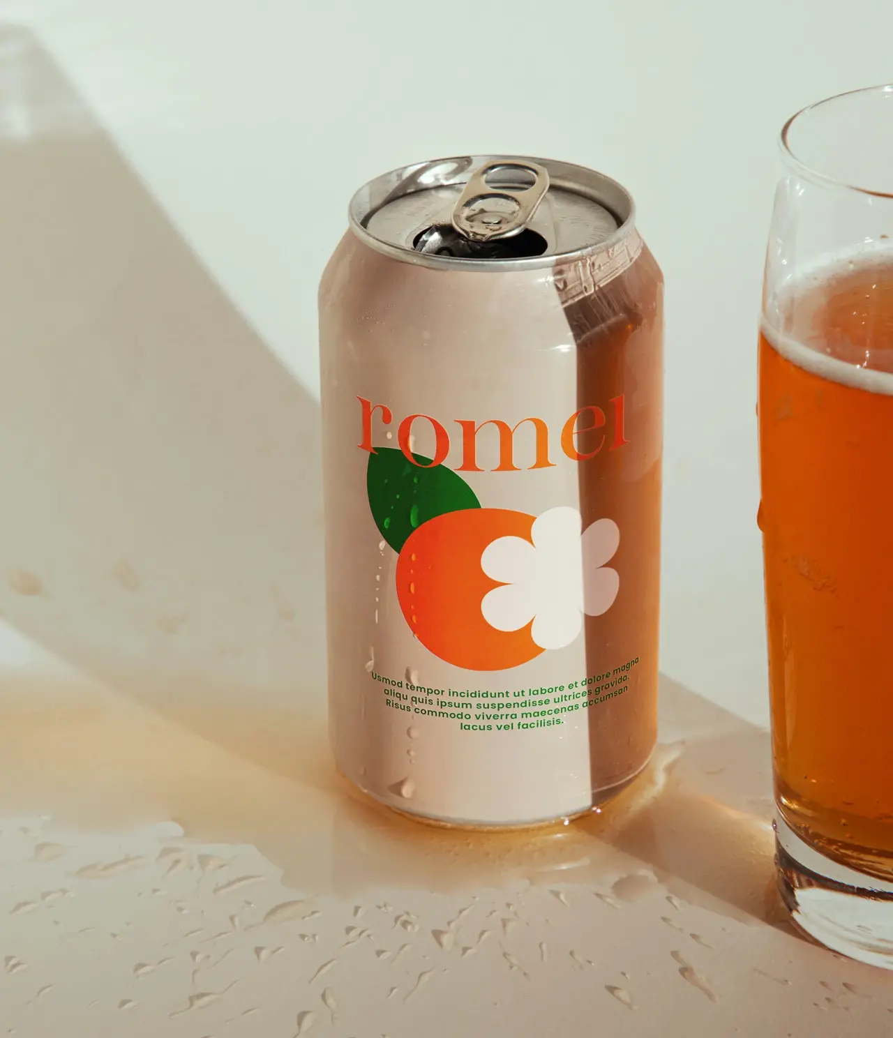 Mockup canette soda verre