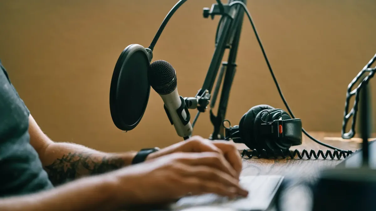 12 podcasts tech français à écouter absolument en 2025
