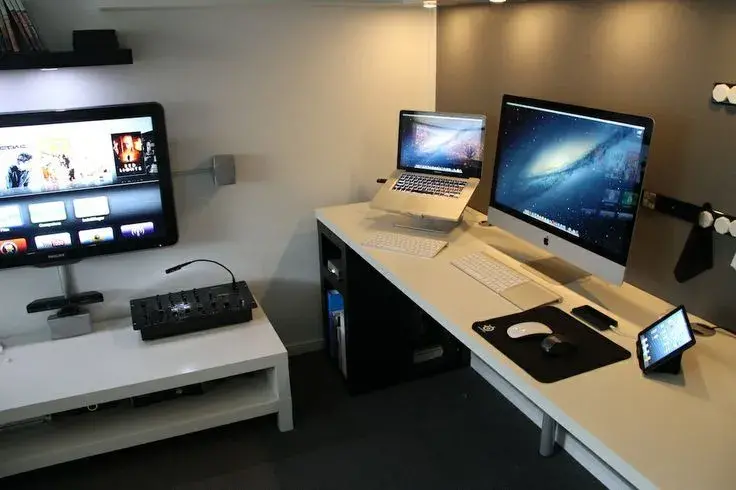 Minimal desks