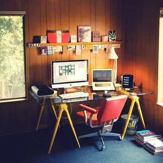 Bureau avec fauteuil rouge