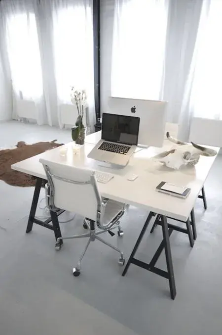 Bureau au centre de la pièce