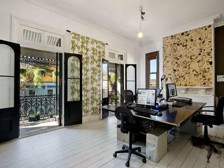 Bureau minimaliste lumineux