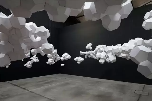 A Geodesic Paper Cloud Installation par Tomás Saraceno