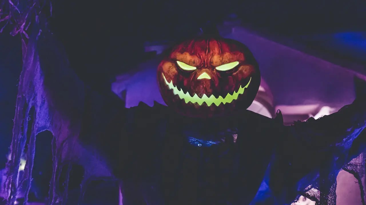Fond d’écran Halloween PC : citrouille néon violette