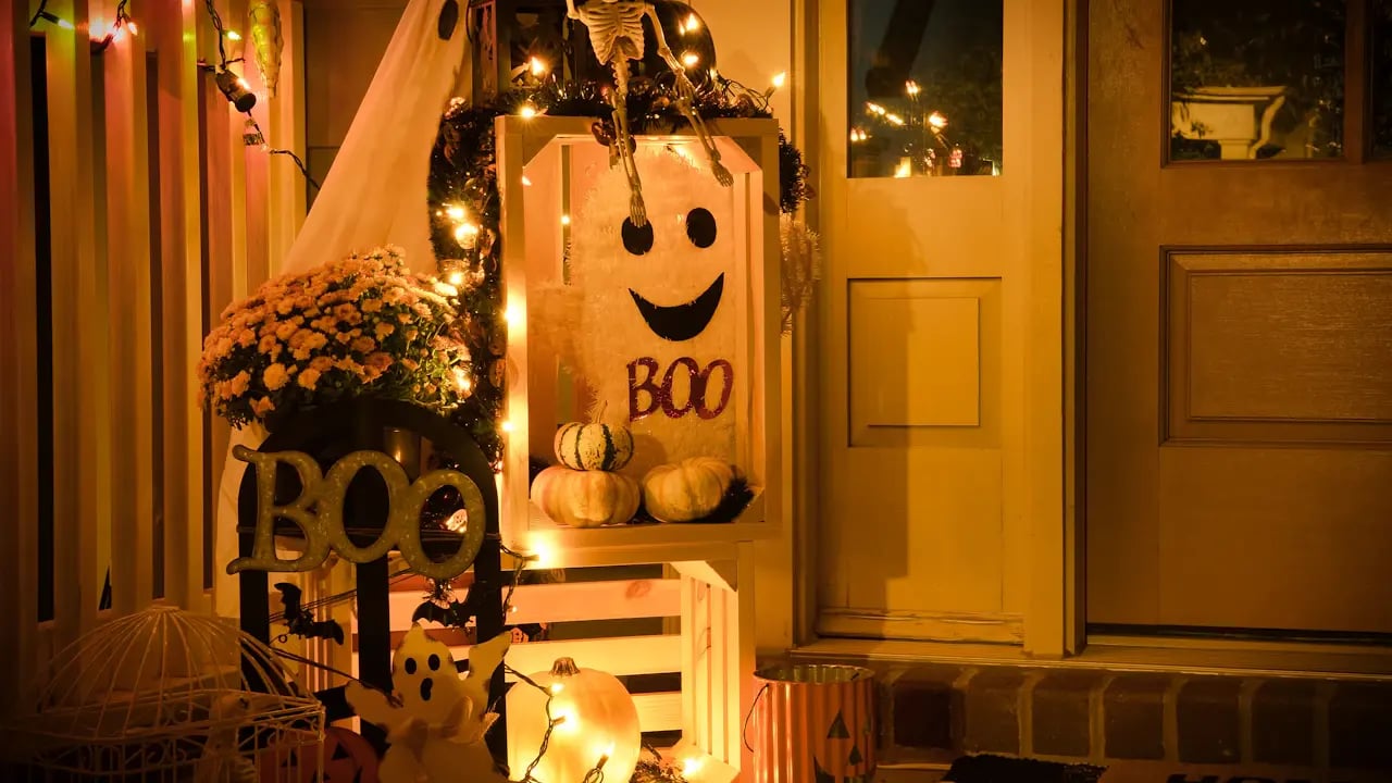 Fond d’écran Halloween PC : porche décoré « Boo »