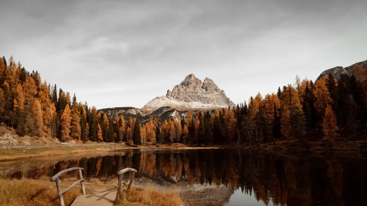 Fond d’écran automne PC : lac de montagne et mélèzes
