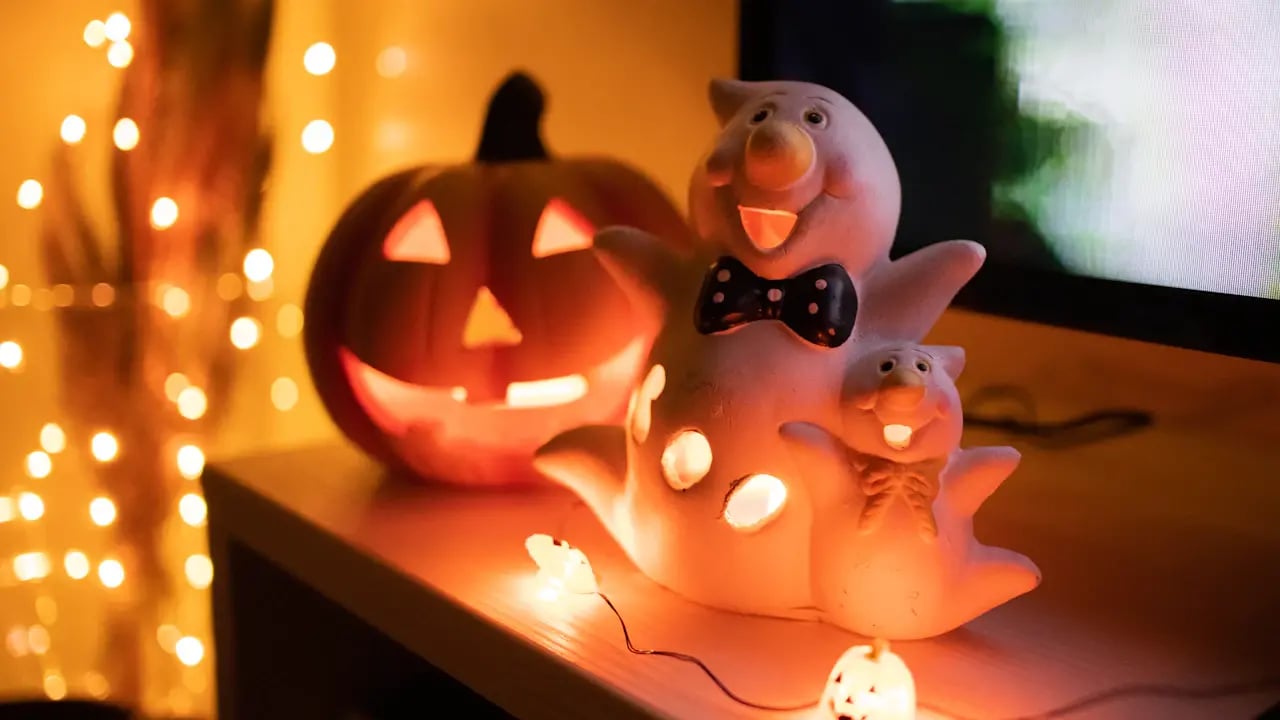 Fond d’écran Halloween PC : fantômes lumineux et citrouille