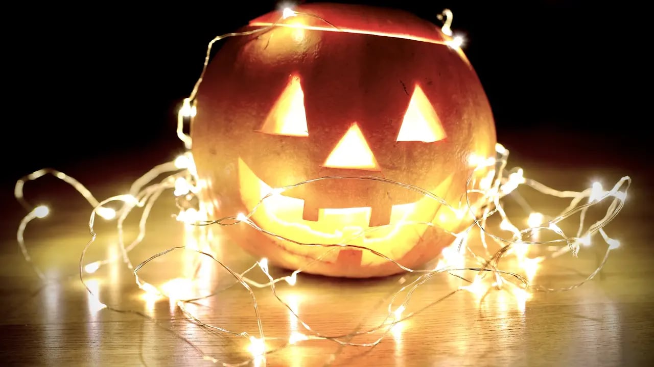 Fond d’écran Halloween PC : citrouille et guirlande lumineuse