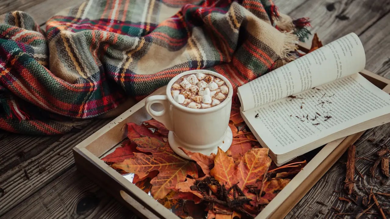 Fond d’écran automne PC : chocolat chaud et lecture
