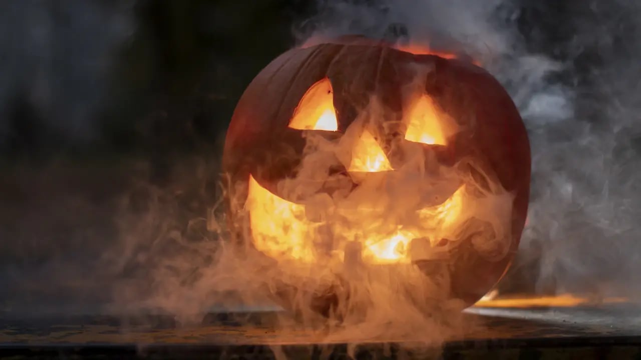 Fond d’écran Halloween PC : jack-o’-lantern dans la fumée