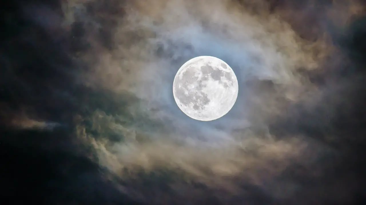 Fond d’écran Halloween PC : pleine lune dans les nuages