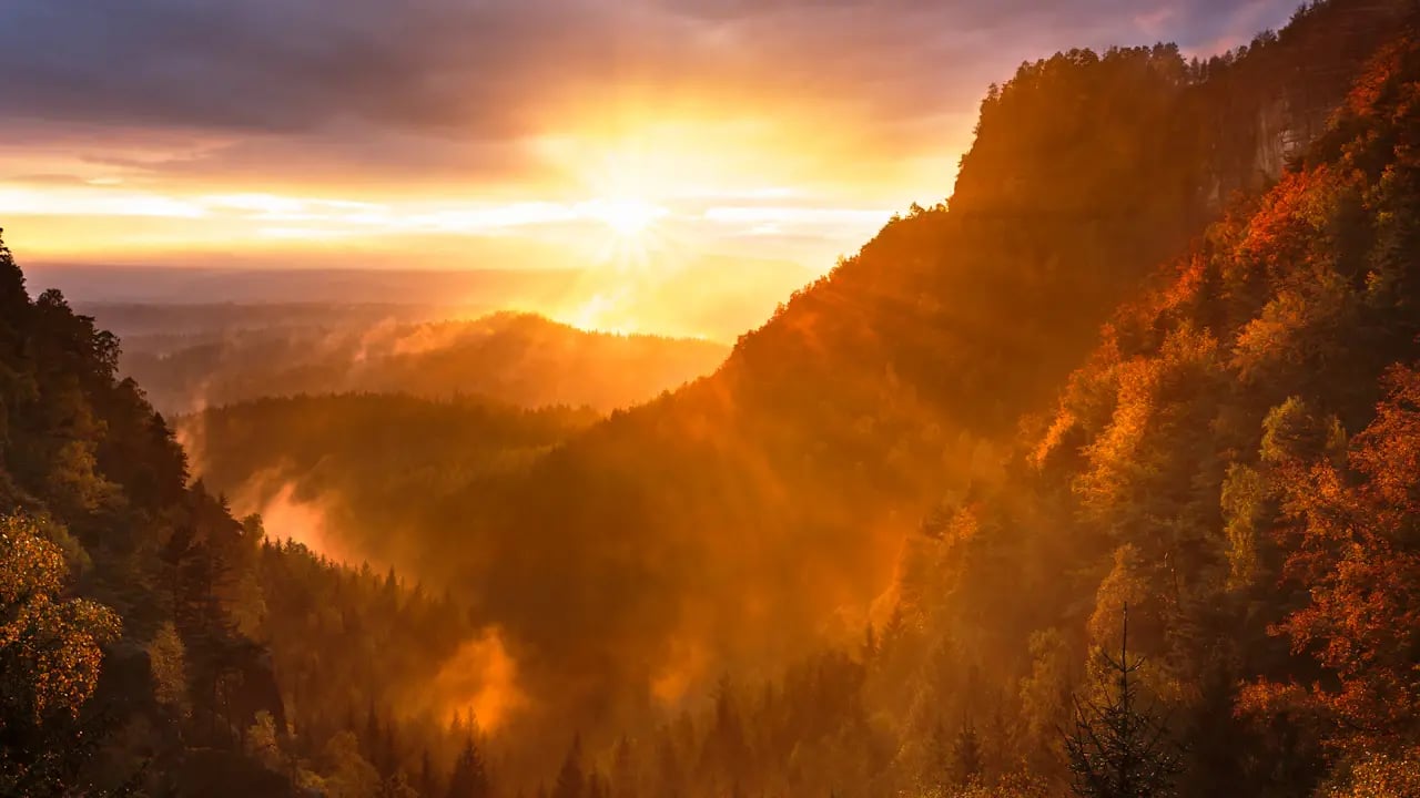 Fond d’écran automne PC : coucher de soleil sur la vallée