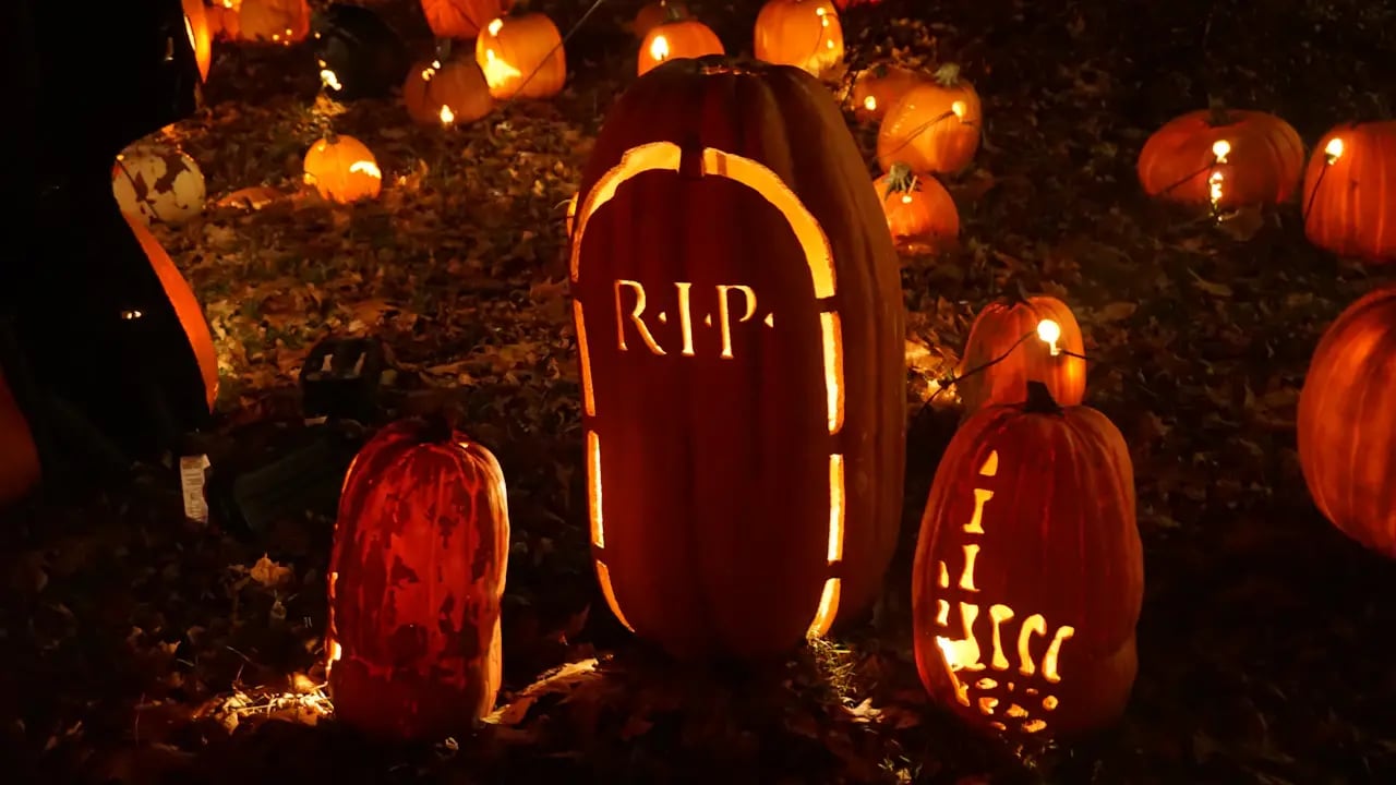 Fond d’écran Halloween PC : citrouilles et pierre tombale
