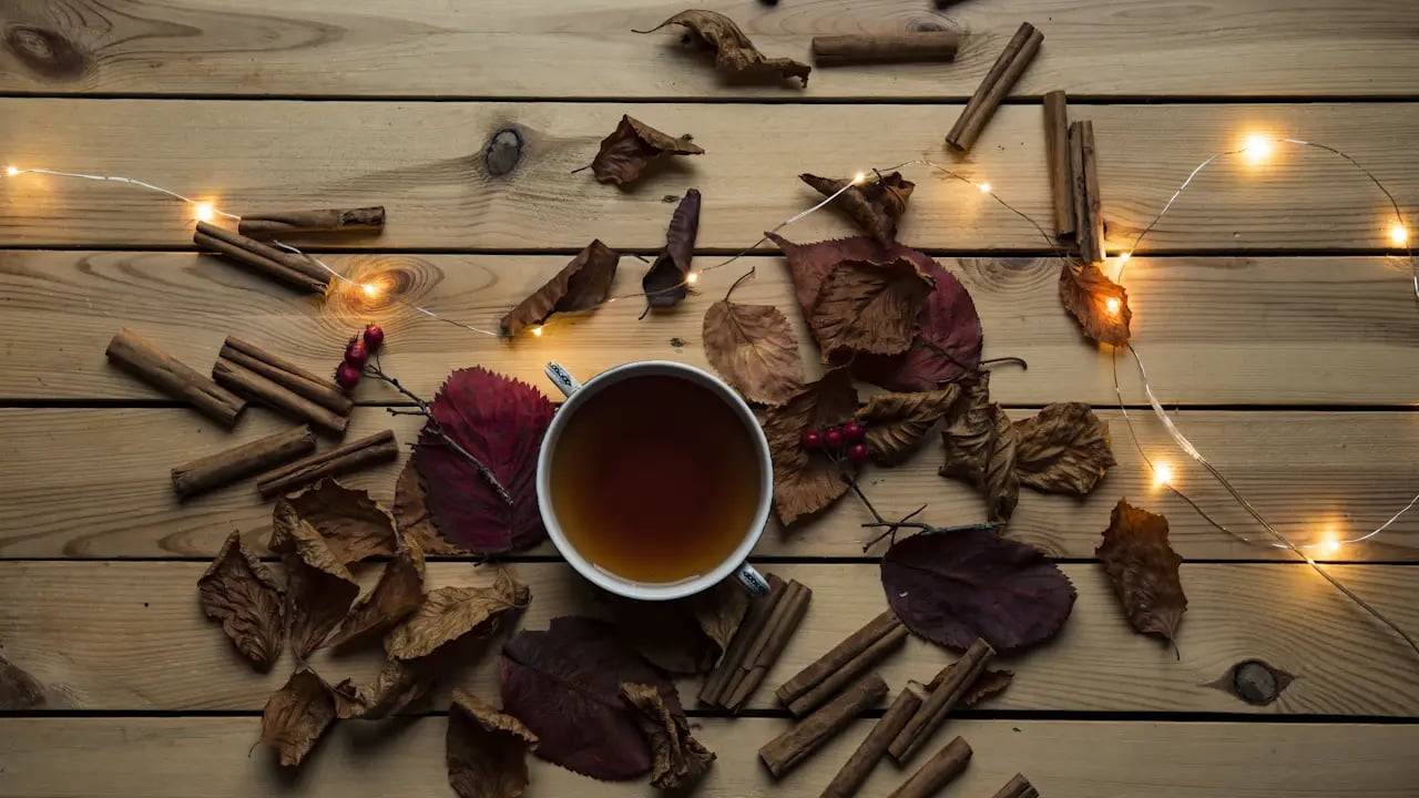 Fond d’écran automne PC : thé, cannelle et guirlande lumineuse