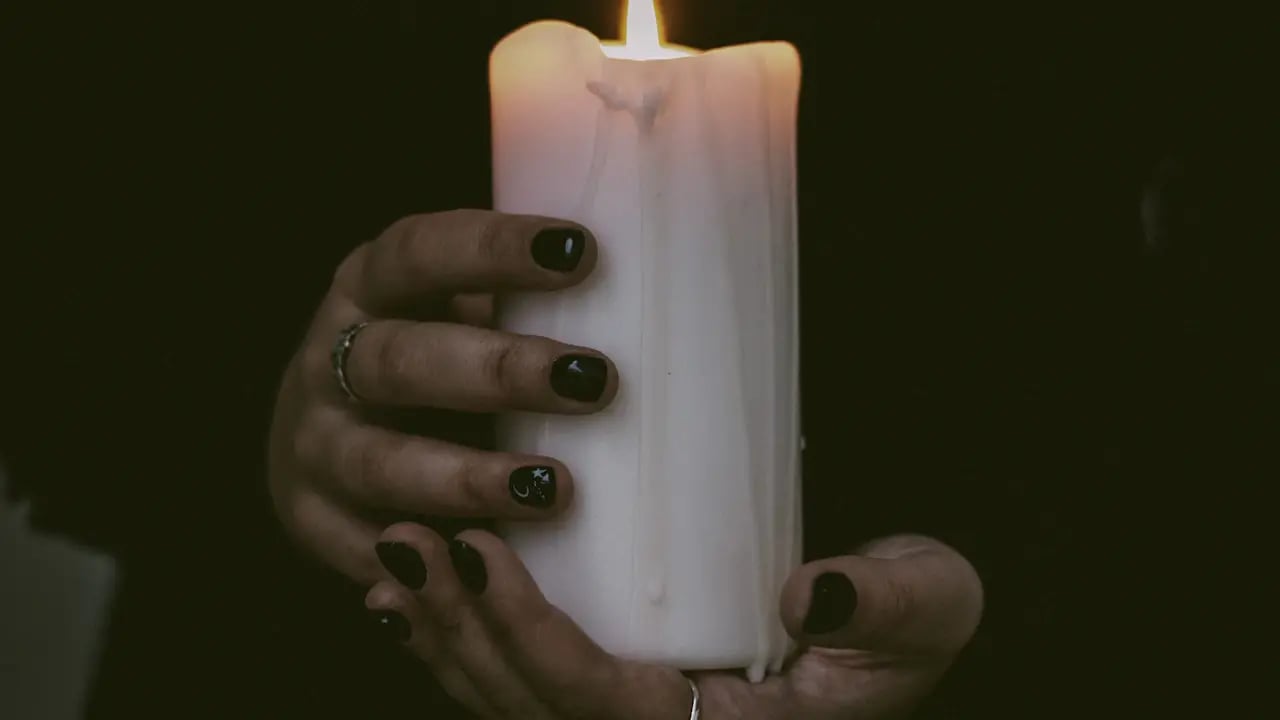 Fond d’écran Halloween PC : bougie entre les mains