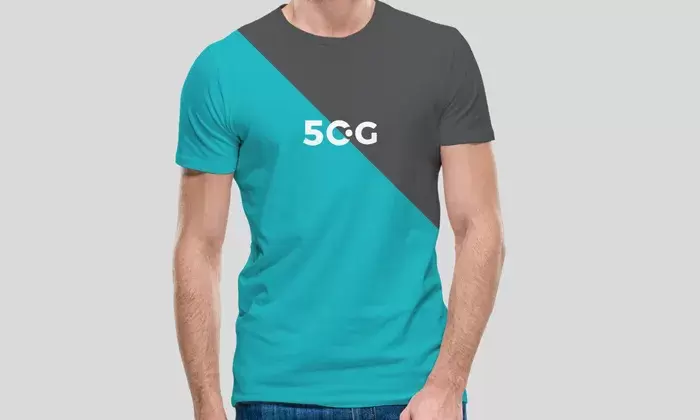 Mockup jeune homme portant T-shirt gratuit