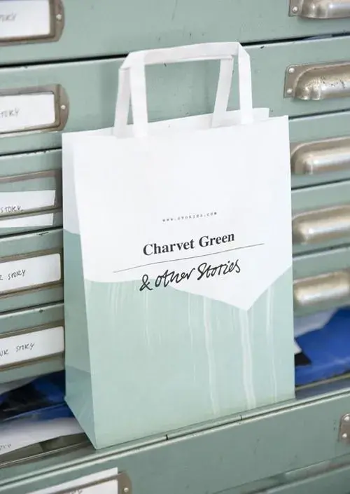 Sac graphique design Meet our new paper bags featuring shades of the season