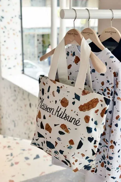 Sac graphique design La nouvelle boutique parisienne Maison Kitsuné