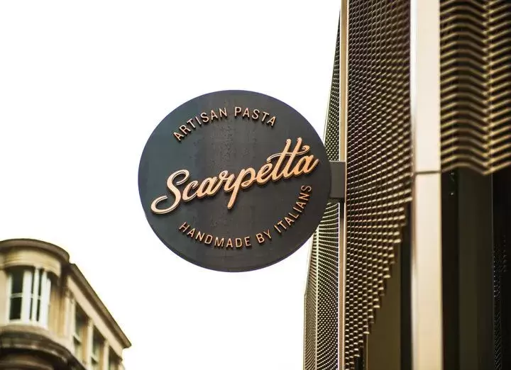 Projet enseigne signalétique Scarpetta restaurant design and branding