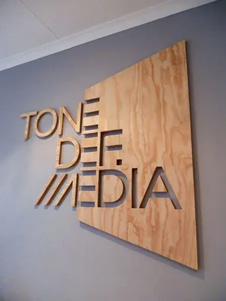 Projet enseigne signalétique Tone def media office signage